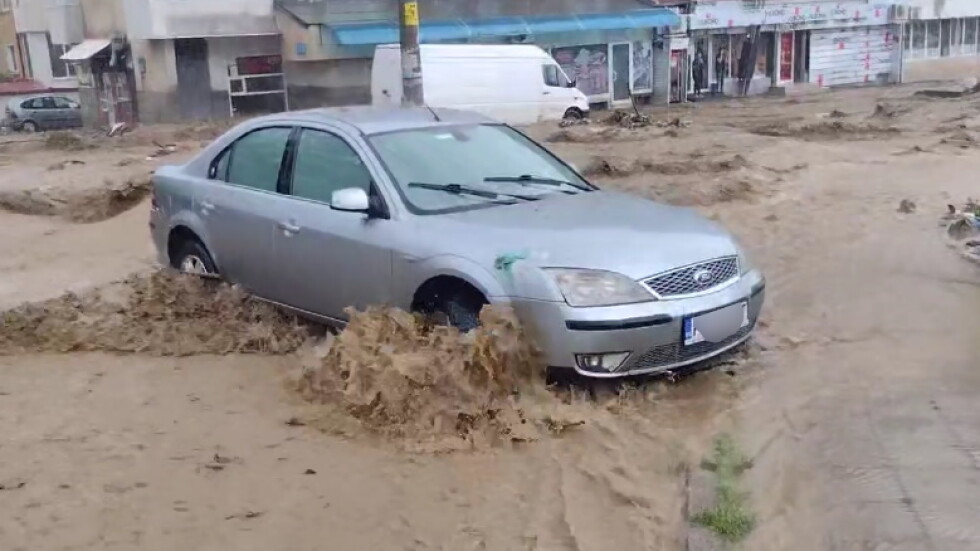 Голямо наводнение в Карлово, обявено е бедствено положение (ВИДЕО)