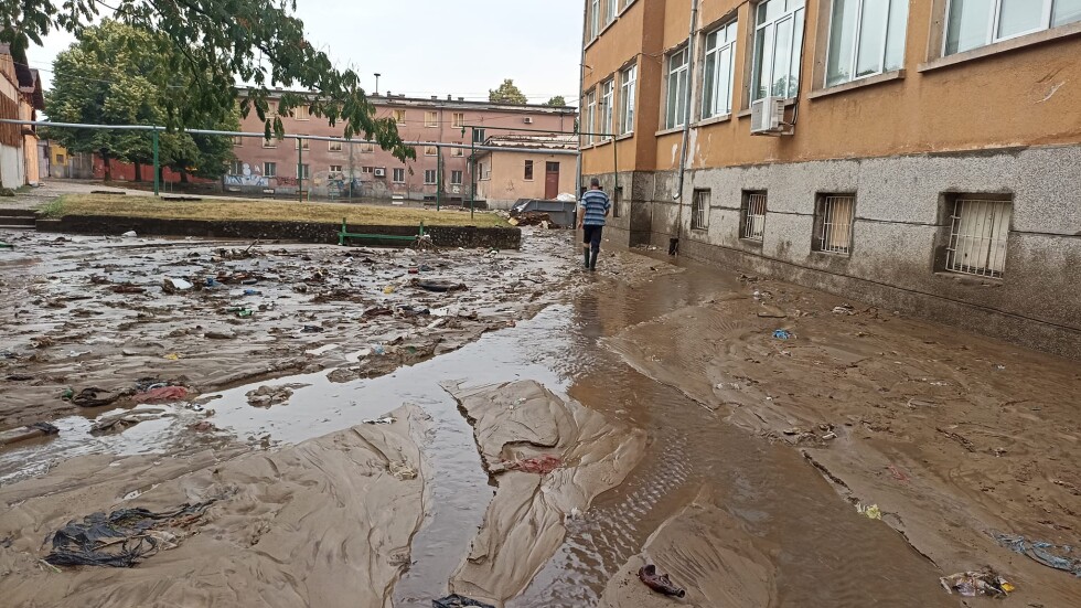След потопа в Карлово: Наводнени сгради и спасени от пожарникарите хора