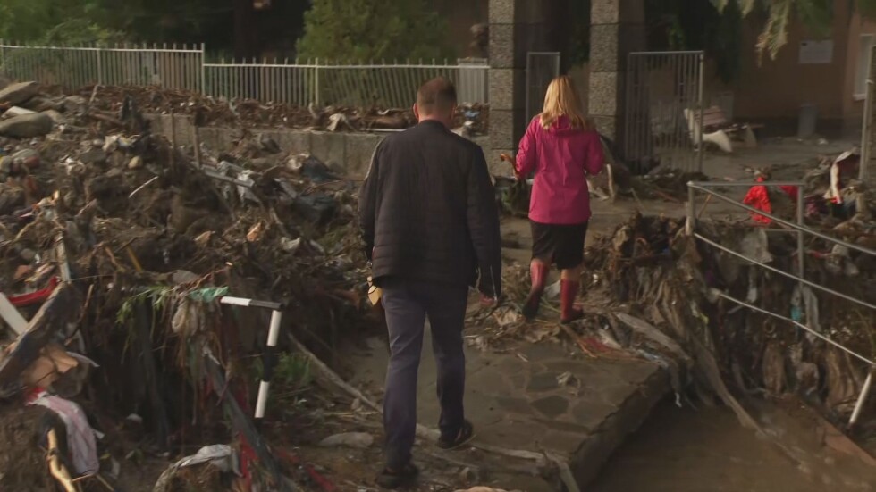 Наводнената гимназия в Карлово има нужда от багери за почистване