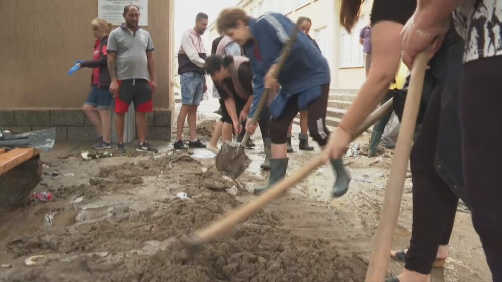 Багери, учители и аварийни екипи почистват Карлово след наводнението