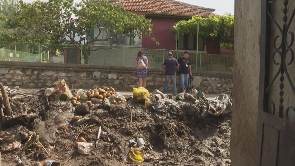 Наводненията в Карлово: Над метър вода и тиня има по улиците и в дворовете на хората 