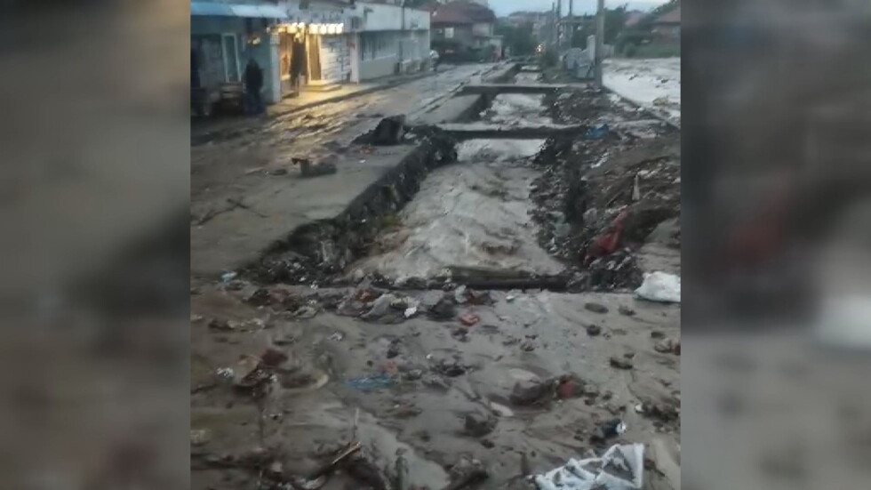 Проливен дъжд в Карлово отново наводни Гимназията по жп транспорт (ВИДЕО)