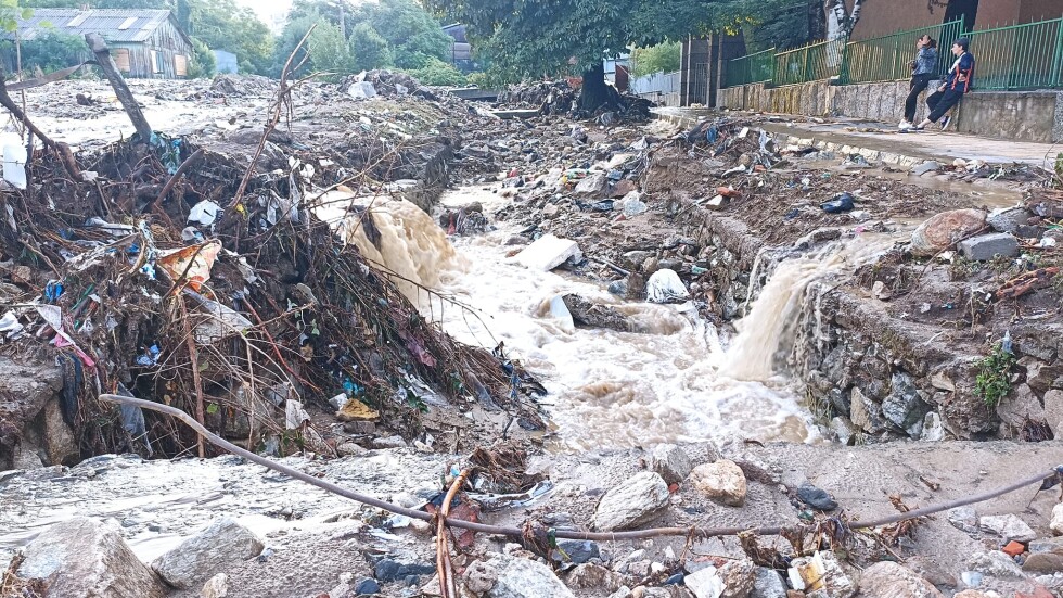 Борбата с последствията от наводненията в Карловско продължава