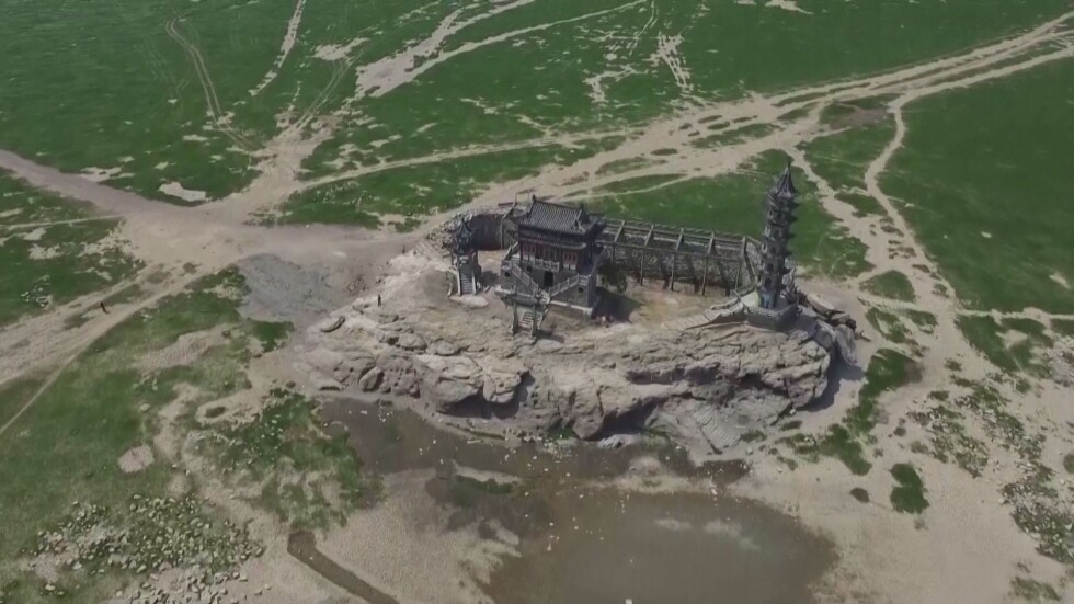 Историческа суша в Китай: Будистки храмове изникнаха от пресъхнали езера (ВИДЕО)