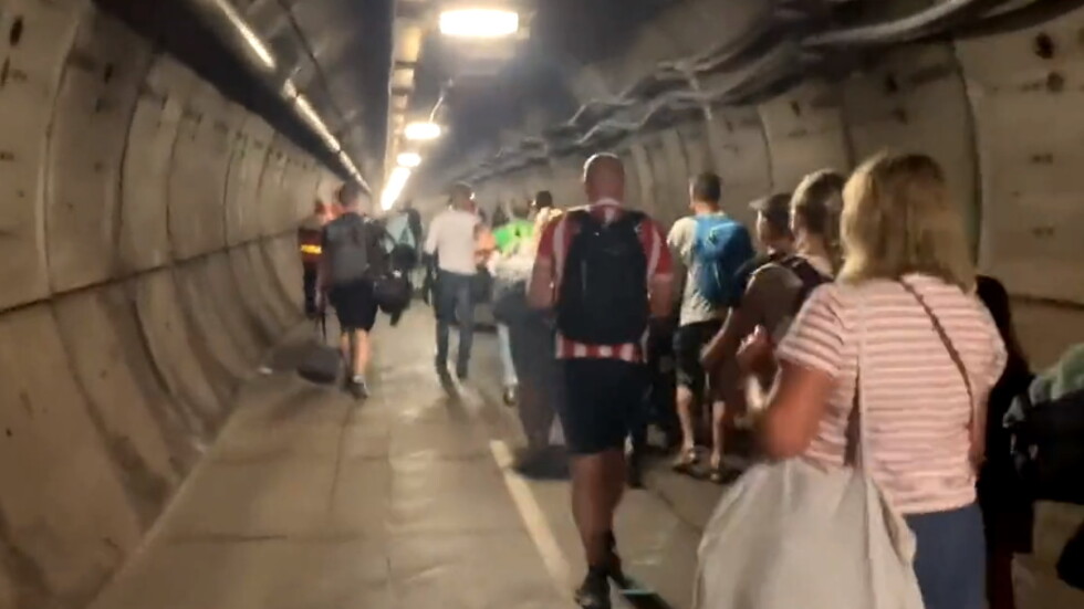 Транспортен хаос: Десетки пътници заседнаха с часове под Ламанша