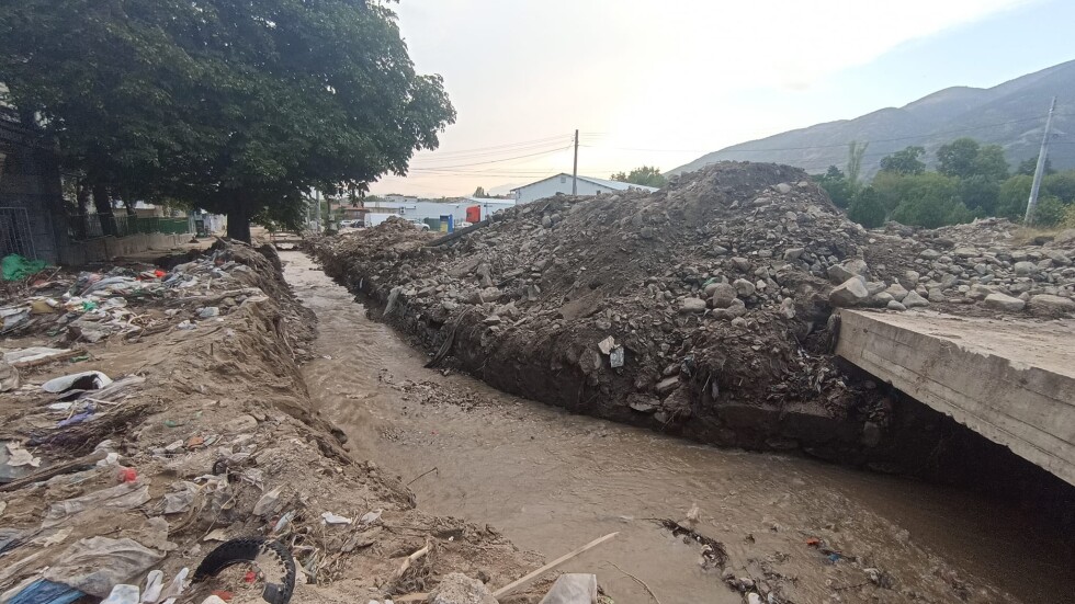 След потопа: Реката в Карлово вече тече в коритото си