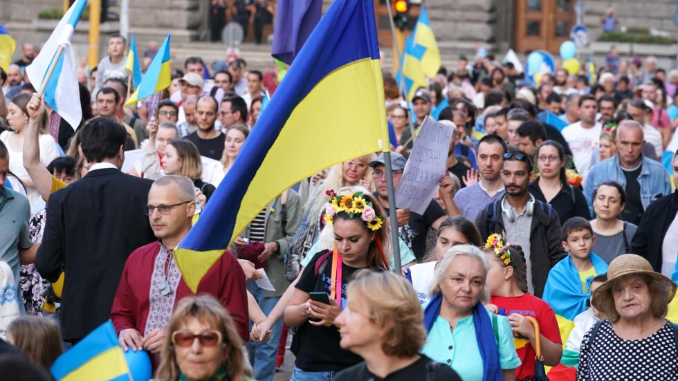 Шествия в подкрепа на Украйна в много градове на страната