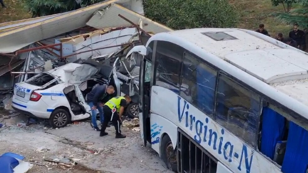 Съдът решава остава ли в ареста 15-годишният шофьор на автобуса, убил двама полицаи в Бургас