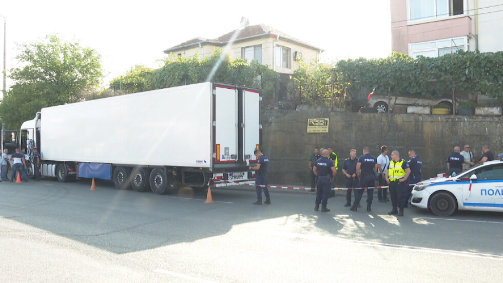 Камионът, в който бяха открити 88 мигранти в Бургас, е с македонска регистрация