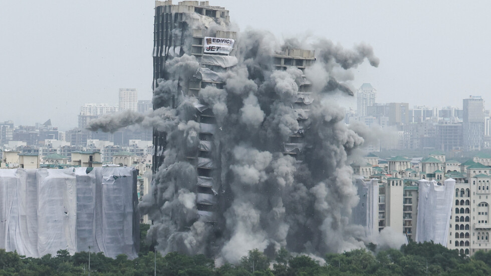 Взривиха два небостъргача в Индия (СНИМКИ)