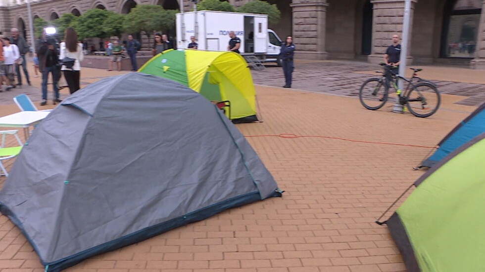 Недоволни от газовата политика разпънаха палатки пред МС