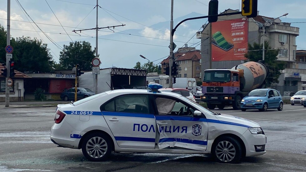 Кола удари патрулка на кръстовище в София (СНИМКИ)