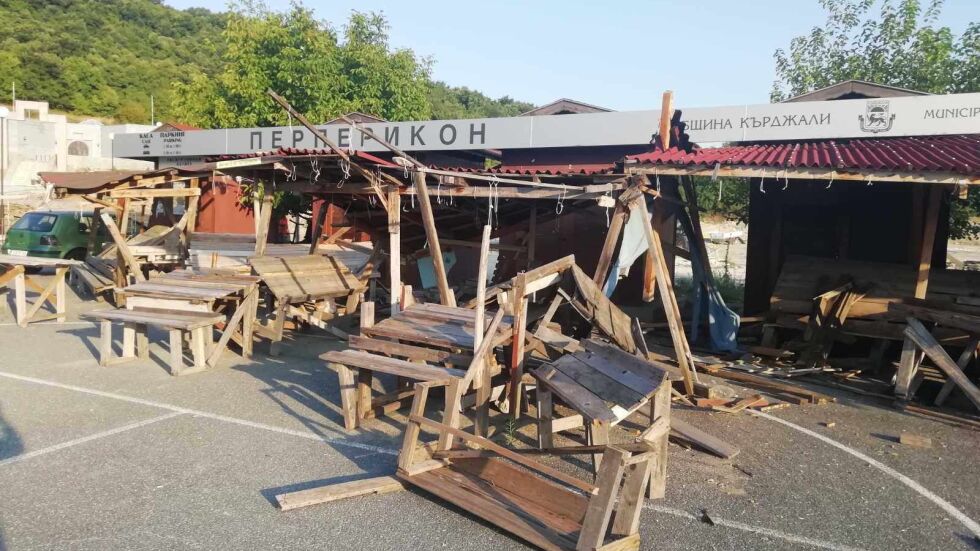 Вандали разбиха павилионите на паркинга на Перперикон
