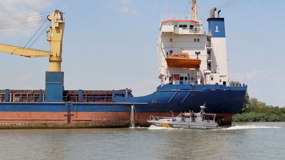 Десетки товарни кораби изчакват в устието на река Дунав, за да товарят украинско зърно