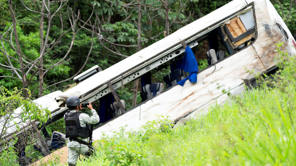 Автобус падна в пропаст в Мексико, 18 души загинаха (СНИМКИ)