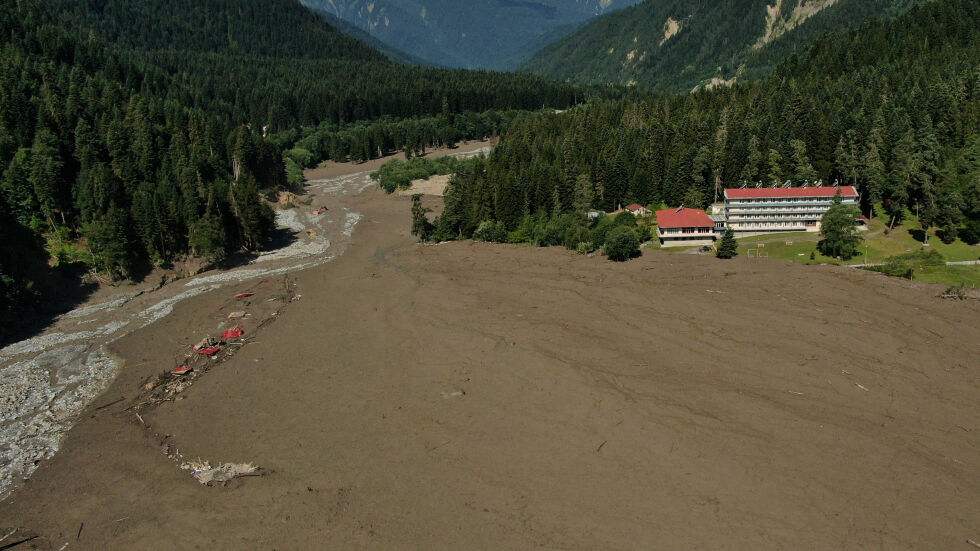 5 милиона кубически метра кал: 6 души загинаха в Грузия, десетки са в неизвестност