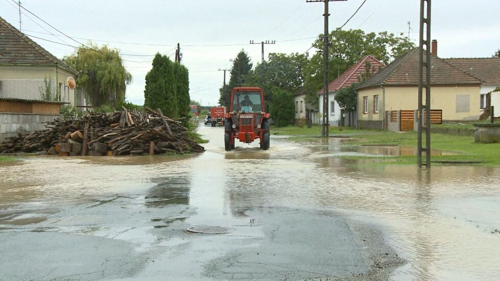Наводнения в Словения: Проливните дъждове потопиха къщи 