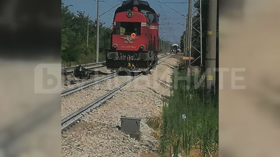 Има загинали, след като влак удари кола край Павликени (СНИМКИ)