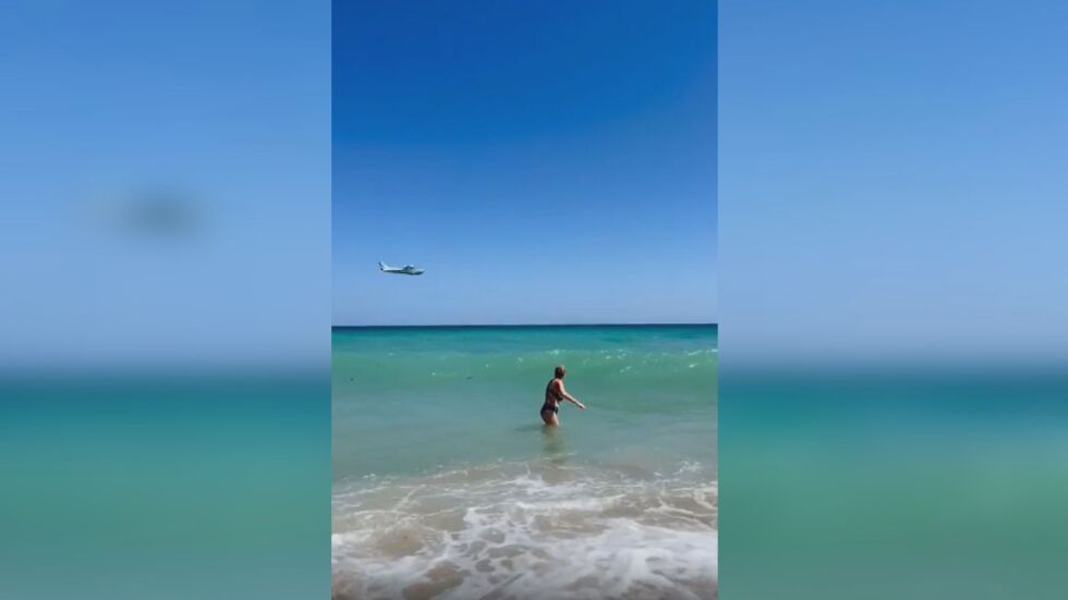 От „Аз, репортерът“: Малък самолет прелетя опасно ниско над плажа в Шабла (ВИДЕО)