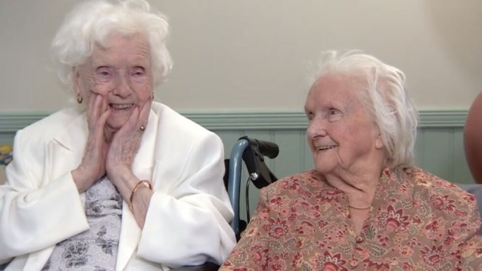 Най-възрастните близначки в Англия отпразнуваха 104 г. с “капка бренди”
