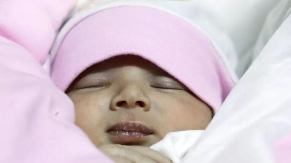 "Едва диша": Бебето, намерено с пъпна връв под руините на дома си, стана на 6 месеца (СНИМКИ)