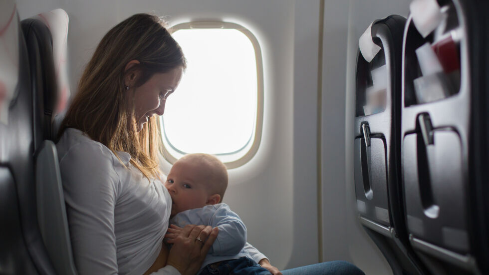 Отново унизена майка - Спрете да кърмите в самолета, за да не притеснявате пасажерите!