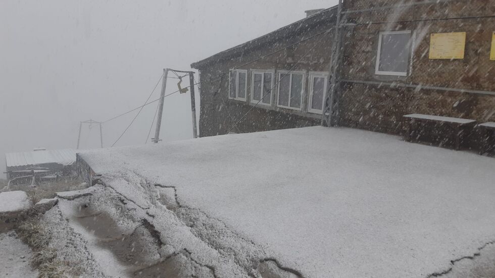 Отново заваля сняг на връх Мусала (СНИМКИ)
