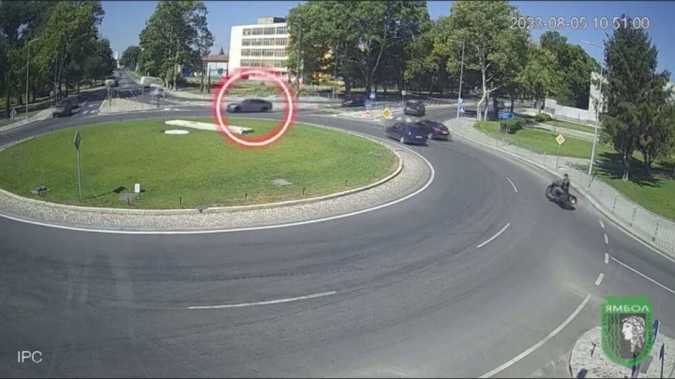 Опасен дрифт на кръгово кръстовище до спирка в Ямбол (ВИДЕО)
