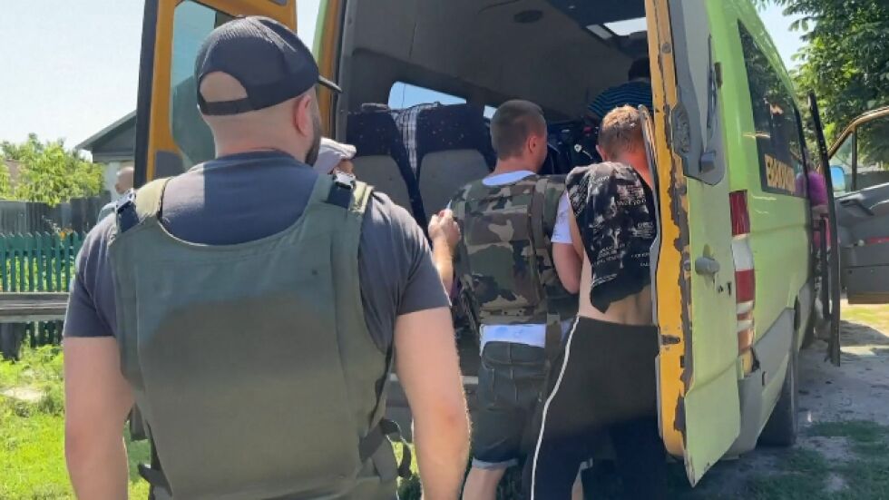 Руска ракета удари хотел в Запорожие, евакуация в Купянския район