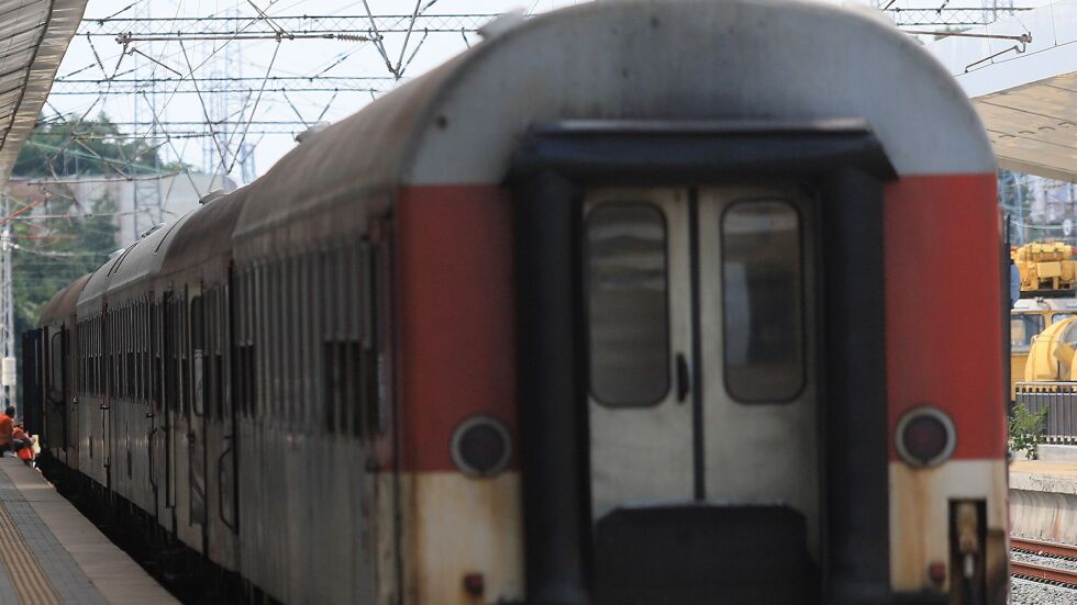Влак не изчака пътници с прекачване и ги остави да нощуват на жп гара
