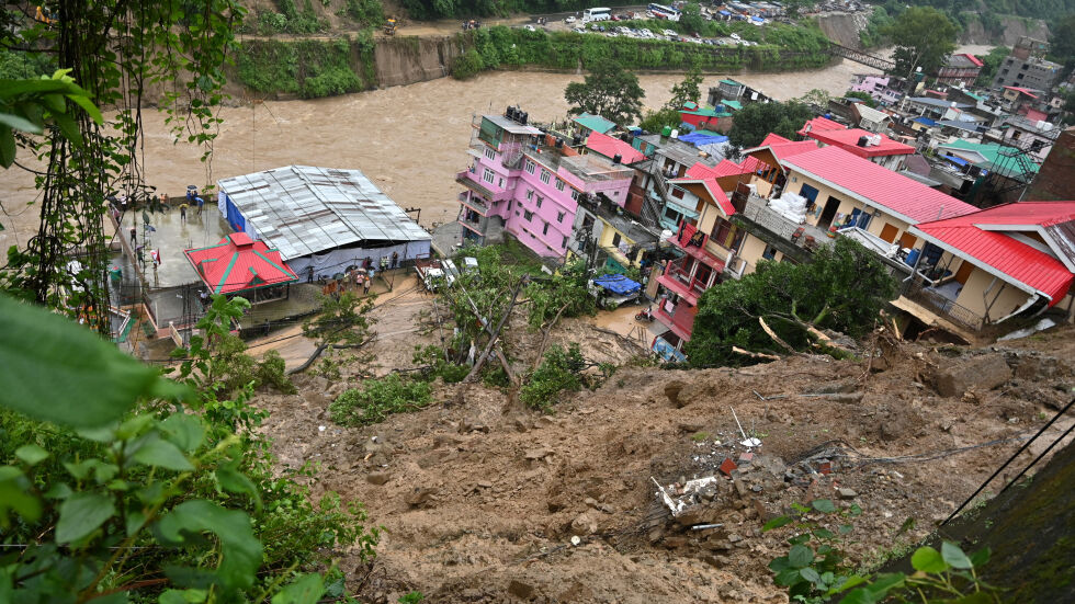 Над 40 загинали и десетки в неизвестност след проливни дъждове в Индия