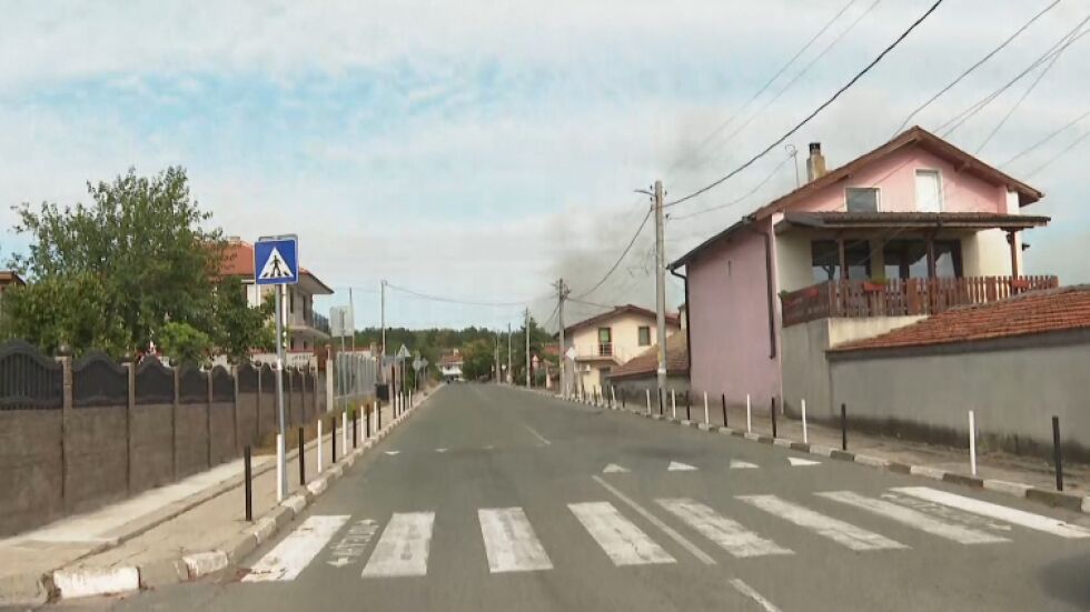 Пожар край бургаското село Изворище, пътят за Слънчев бряг е затворен 