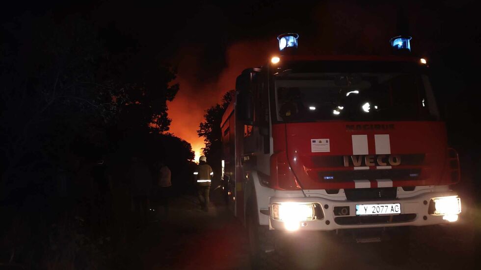 Пожарът в Бургаско се разраства: Пламъците приближават къщи в с. Изворище