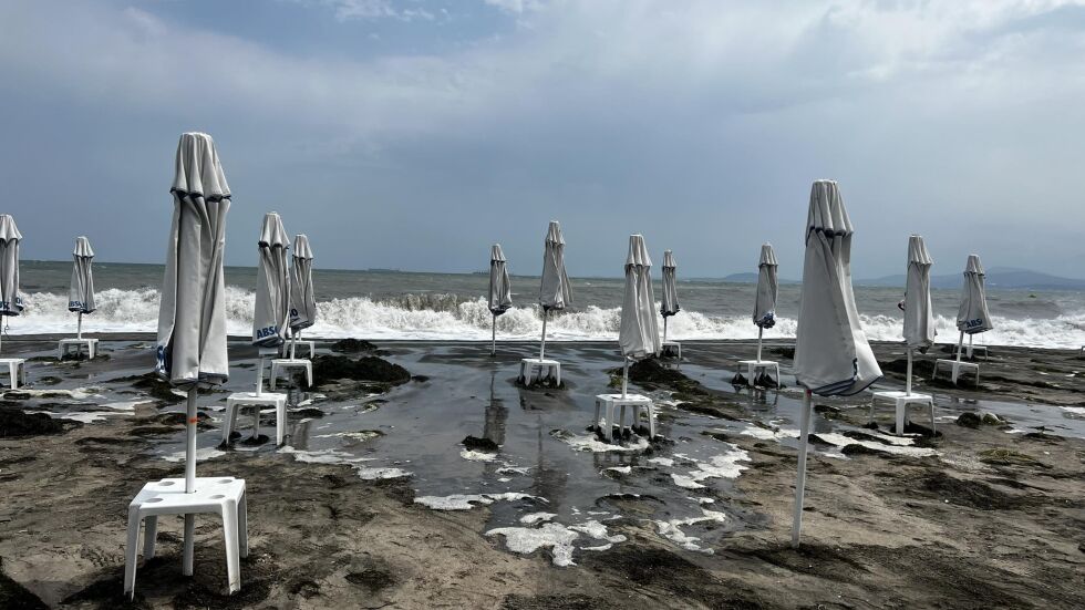 От "Аз, репортерът": Отнесени плажни ивици и бурно море (ВИДЕО)