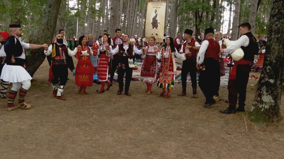 В духа на българските традиции: Хиляди се събраха в Жеравна