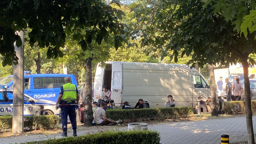 Полицията откри 49 нелегални мигранти след катастрофа в София