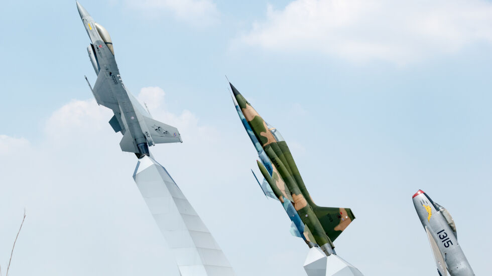 В търсене на бойни самолети: Украйна преговоря за „Грипен“, САЩ одобриха изпращането на F-16