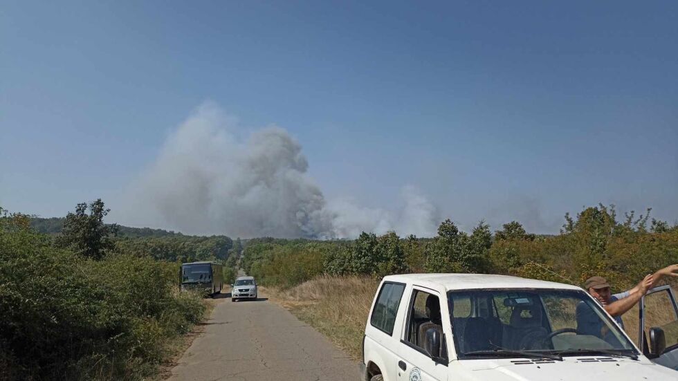 Два хеликоптера помагат в гасенето на пожар в Бургаско