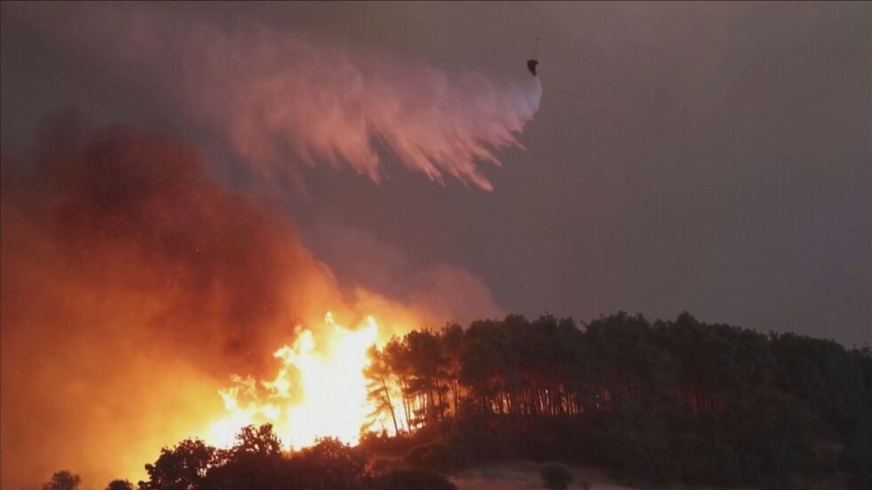 Пожарът в Гърция: Огънят взе жертви, стигна до границата с България (ОБЗОР)