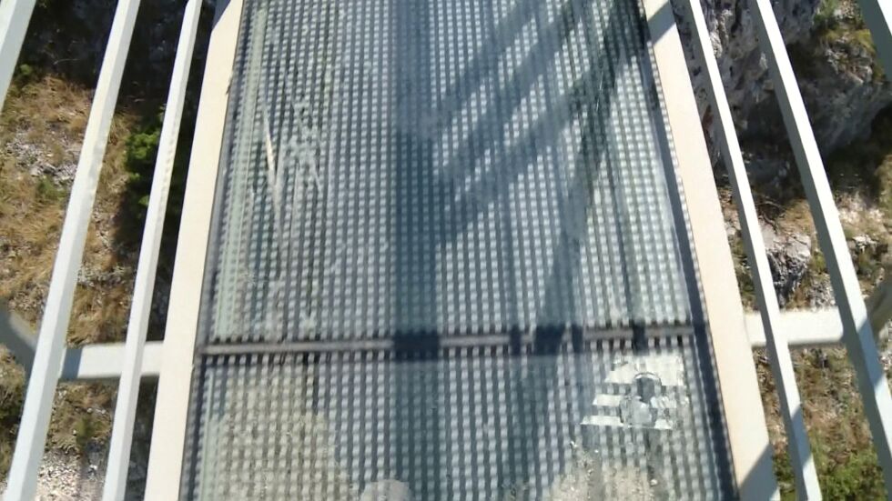 Сред 10-те най-красиви в света: Стъклен мост предлага разходка от 15 метра височина
