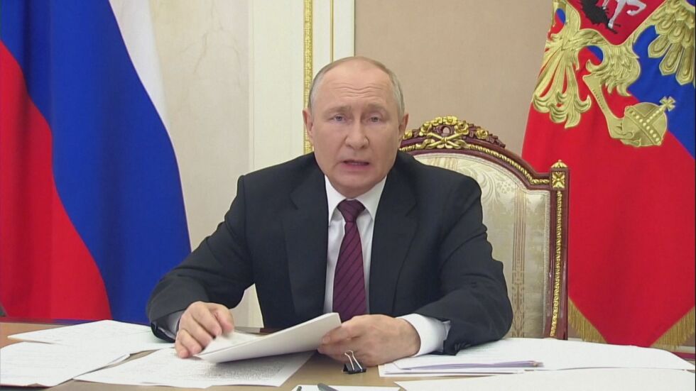 Спекулации за двойник на Путин: Президентът търси часовника си на лявата ръка, а той е на дясната