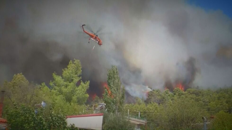 Евакуация и борба с пламъците:  Пожари изпепеляват къщи и автомобили в Гърция (СНИМКИ)