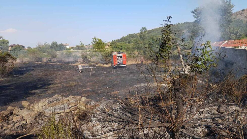 Пожар в село Варвара край Пазарджик: Горяха сухи треви