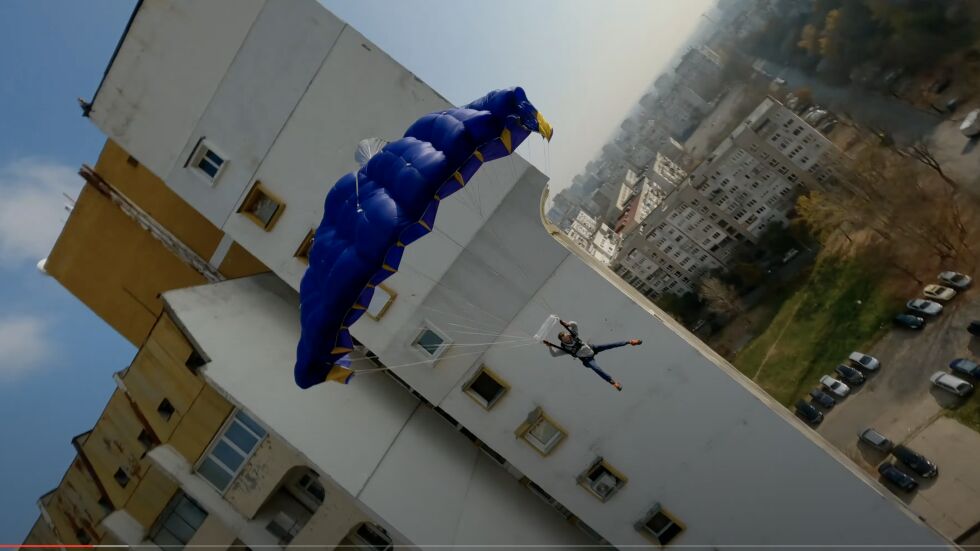 Невероятно: Скок с парашут от блок в столичен квартал (ВИДЕО)