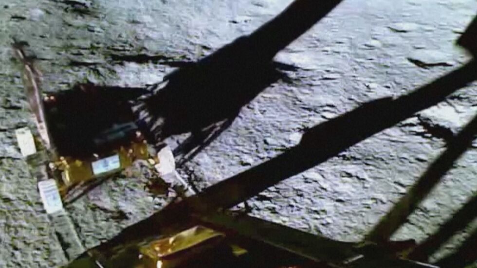 Нови кадри на индийския луноход от неизследвания Южен полюс на Луната (ВИДЕО)