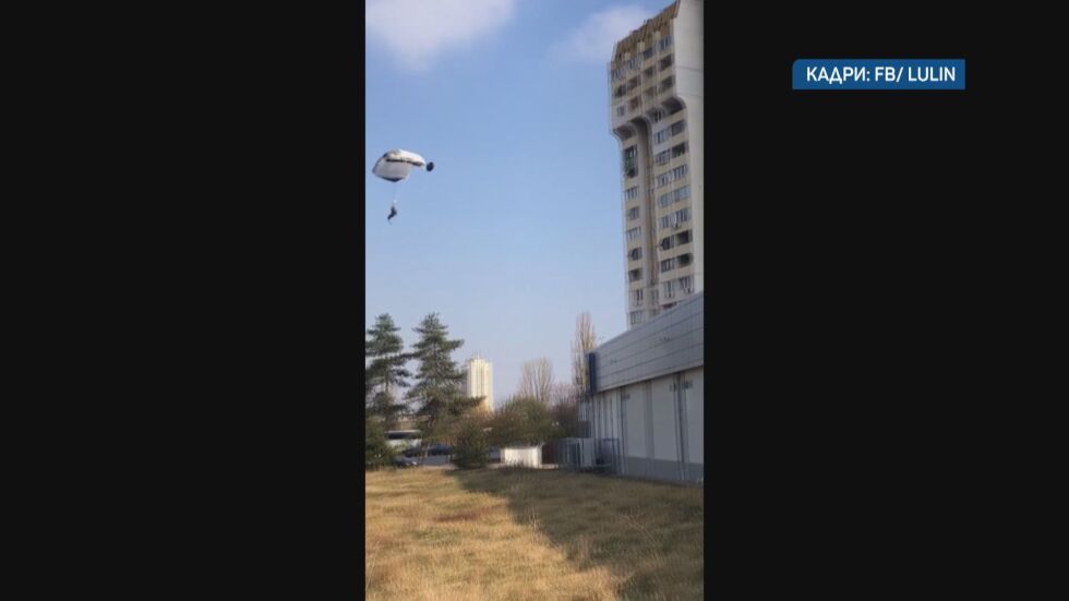 Адреналин с риск за живота: Екстремен скок с парашут от покрива на 20-етажен блок