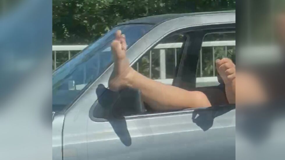 От „Аз, репортерът“: Шофиране с крак извън колата... отново (СНИМКИ и ВИДЕО)