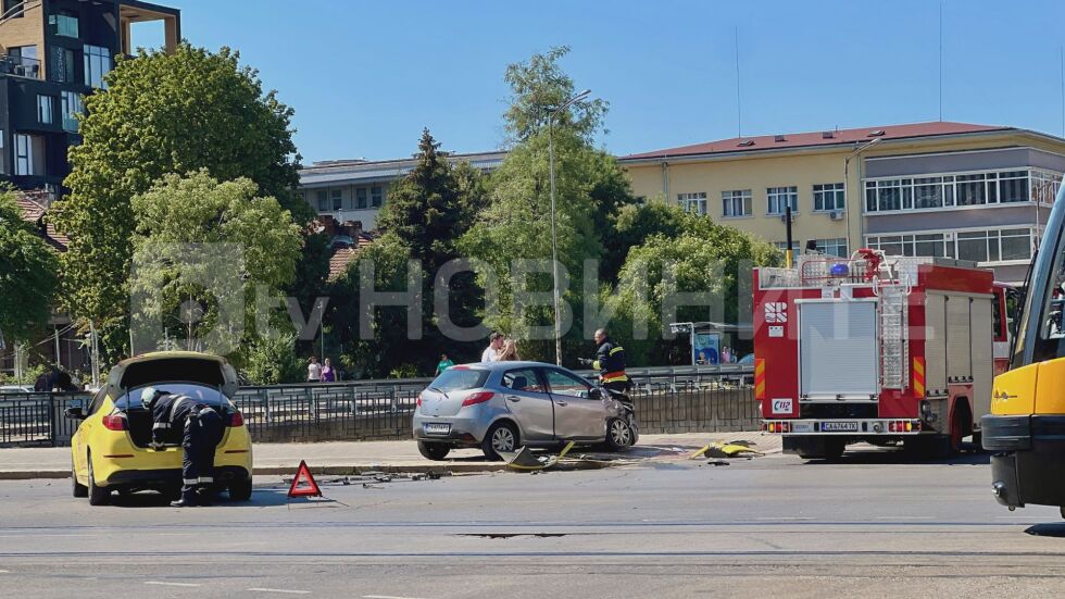 Две коли се удариха челно на натоварено кръстовище в центъра на София (СНИМКИ)