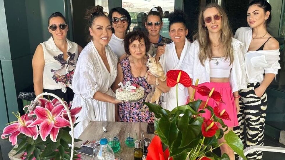 Ивана празнува рождения ден на майка си с плажно парти по женски