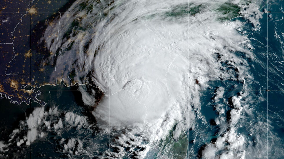 Вятър със скорост 200 км/час и 4-метрови вълни: Ураганът "Идалия" връхлетя Флорида